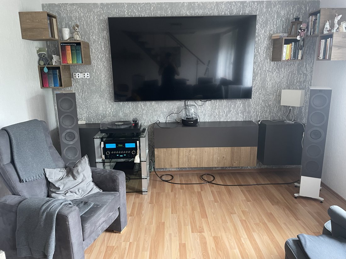 Televize na zdi s tapetou, kabeláž skrytá ve zdi, hi-fi zesilovač a gramofon