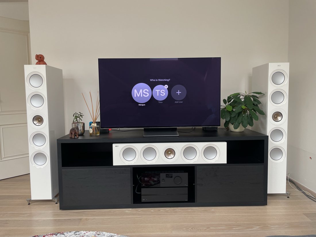 Televize na komodě se sloupovými reproduktory KEF a centrálním kanálem